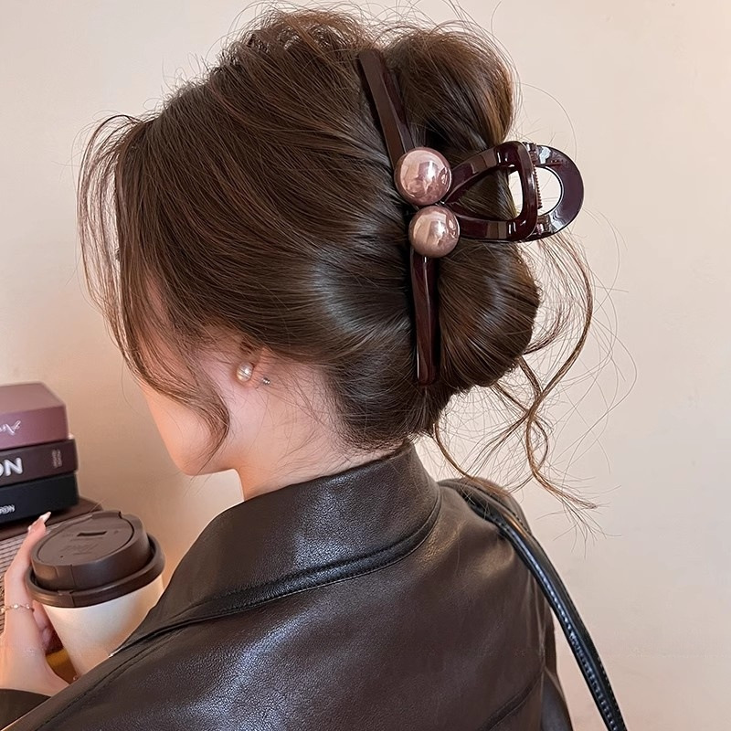 Early spring new style pearl hair clips with a high-end touch, exquisite grab clips, chocolate-colored shark clips, women's hair clips and hair accessories Application Scenario