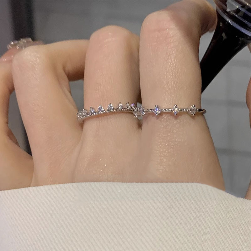 A new, exquisite and simple zirconia ring for women on Instagram, with a cold and elegant style, is a niche and light luxury layered ring full figure
