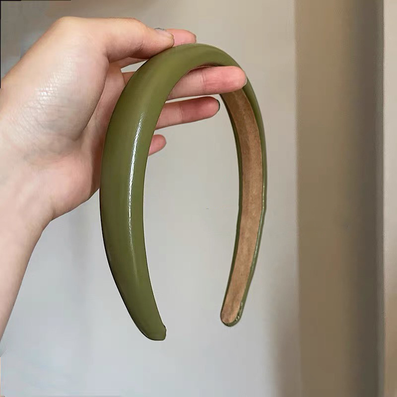 The matcha green patent leather PU sponge thin hair band is a Korean-style elegant small headband that can make your face look better when you go out for daily use details Picture