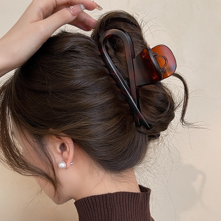 A retro ancient-style hair clip, a woman's back head bun, with a high-end and exquisite shark-grab clip, large hair volume, and many hair accessories Specification drawing