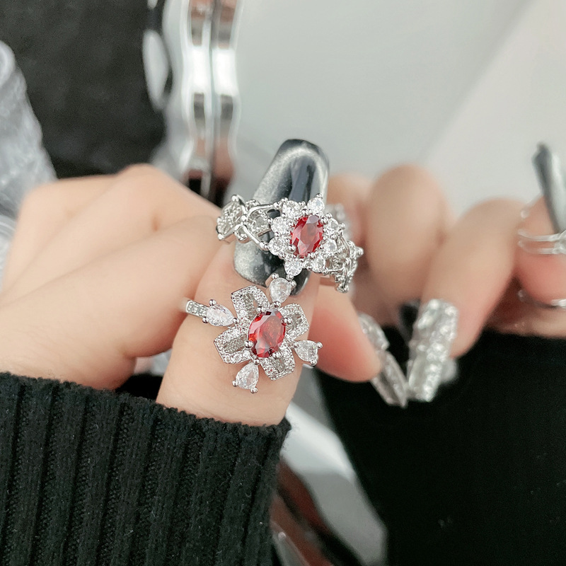 A light luxury and high-end red diamond ring set with flowers and daisies, full of diamonds, adjustable for women, irregular cutouts, exquisite and elegant details Picture