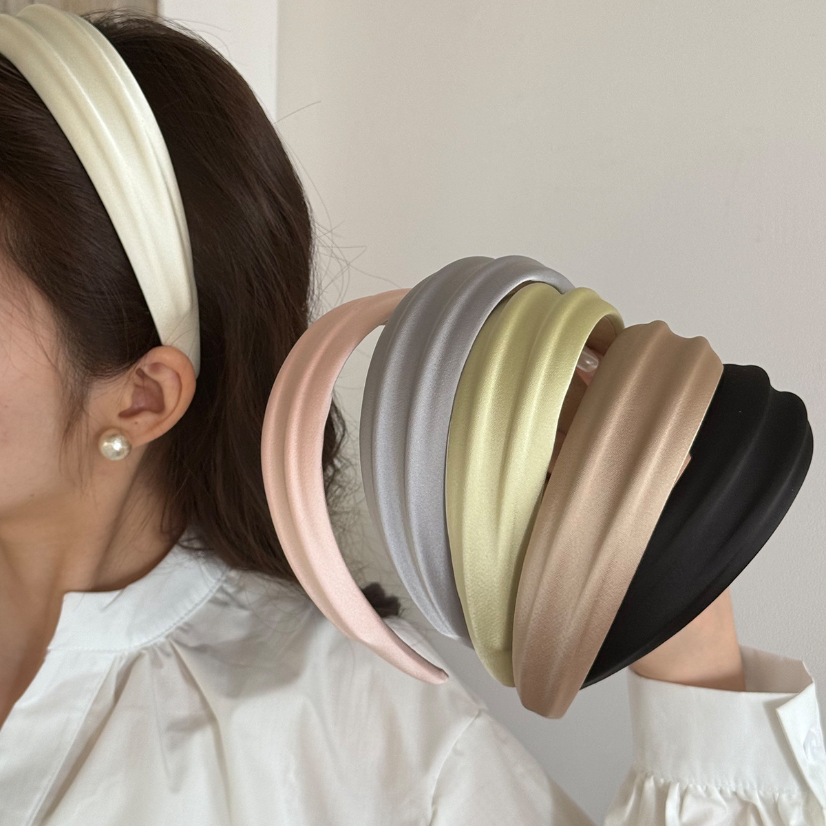 Korean retro and fresh cream-colored sponge wide-brimmed headband 2025 Japanese high top facial cleansing headband for women details Picture