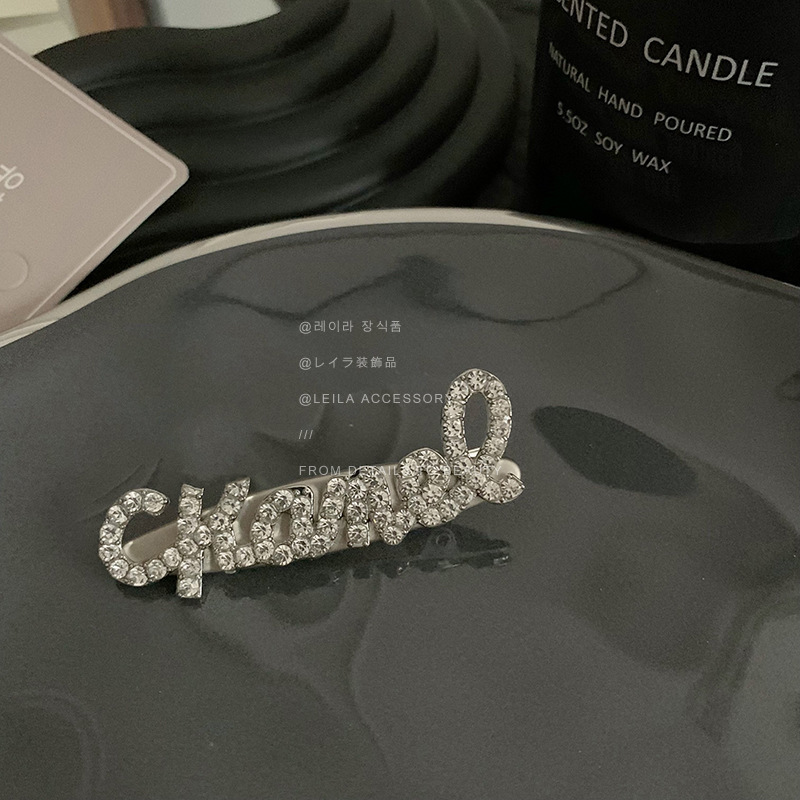Xiaoxiangfeng water Diamond English letter hair clip, women's ins side clip, high-end hair accessory, metal bangs clip, duckbill clip Application Scenario