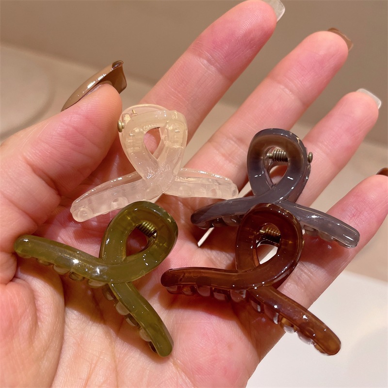 Korean-style versatile small grab clip, half hair clip at the back of the head, side bangs clip for little girls, small accessories, hair accessories and headwear Application Scenario