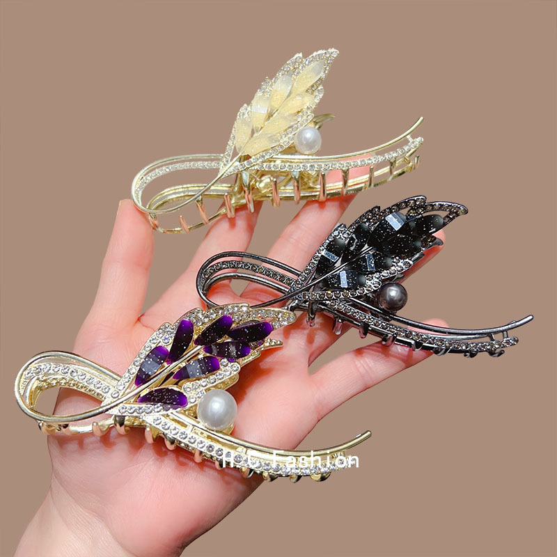 The high-end phoenix-tail feather grappling clip exudes a light luxury and elegant charm. The back of the head is coiled with shark clips and hairpins Application Scenario