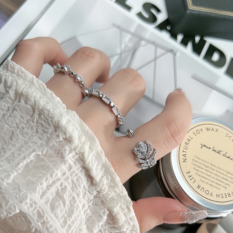 This Korean-style white diamond, with a niche design, is simple and versatile. It's an open ring that exudes a high-end and light luxury feel for women's daily commuting details Picture