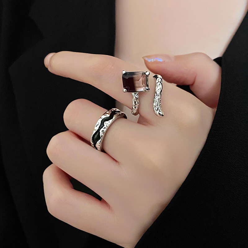 The snake-shaped dark zircon opening adjustable ring is a niche design for women on Instagram, exuding a sense of sophistication and individuality. It's a trendy 2022 new style full figure