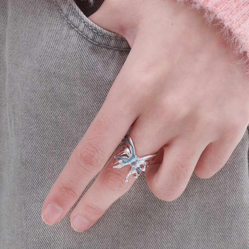A niche design of an ice blue resin butterfly-shaped opening ring for women with an irregular texture on Instagram. A cold style food ring trend Specification drawing