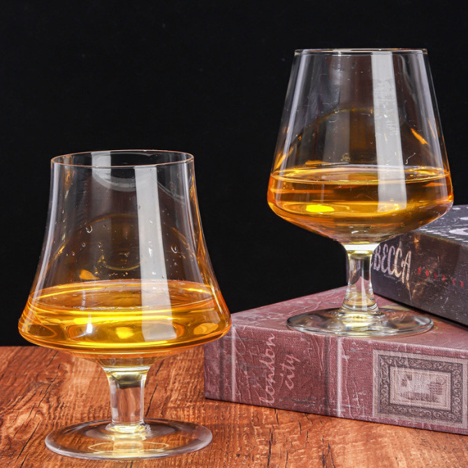 Short-stemmed brandy glass, thickened household glass, foreign wine glass, red wine glass, wine glass, cinched whisky glass details Picture