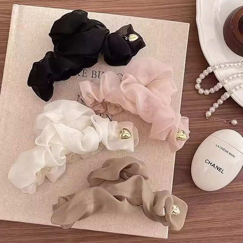The new super fairy-like mesh hair clip for women's back of the head, with a stylish updo and large shark clip, exudes a sense of sophistication full figure