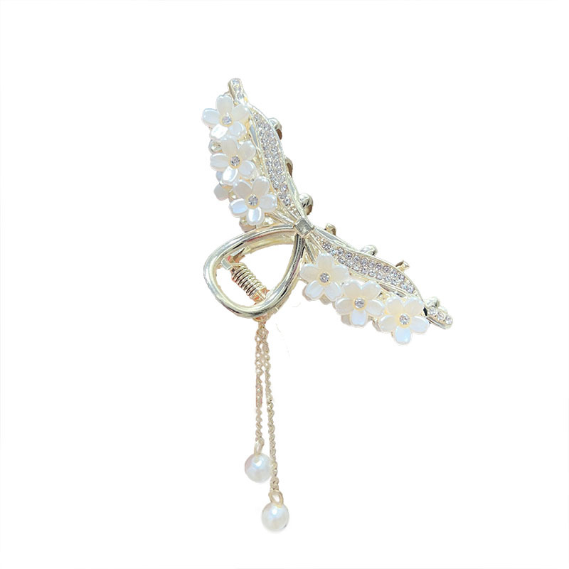 The super fairy-like flower clip-on pearl tassel hair clip is a popular female hairpin with a medium-sized shark clip-on hair clip at the back of her head Item Picture