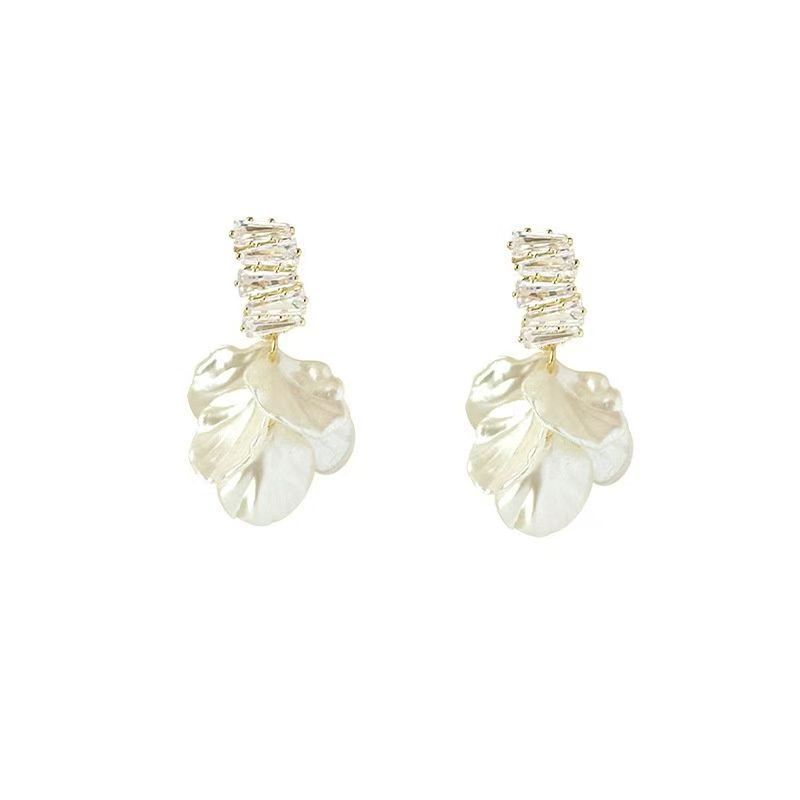 Shell flower earrings for women, 2025 new style earrings, niche design, elegant and refined stud earrings Item Picture