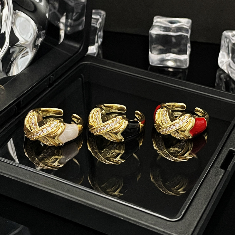 The new sweet and cool Love Cross opening ring exudes a high-end feminine charm. It is a delicate zircon drip glaze French retro luxury ring Application Scenario