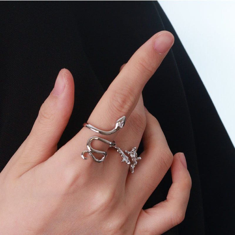 The snake-shaped multi-layer lava thorny open ring is a niche design for women, exuding a sense of sophistication and individuality. It's a super cool and trendy ring for hot girls and Internet celebrities Application Scenario