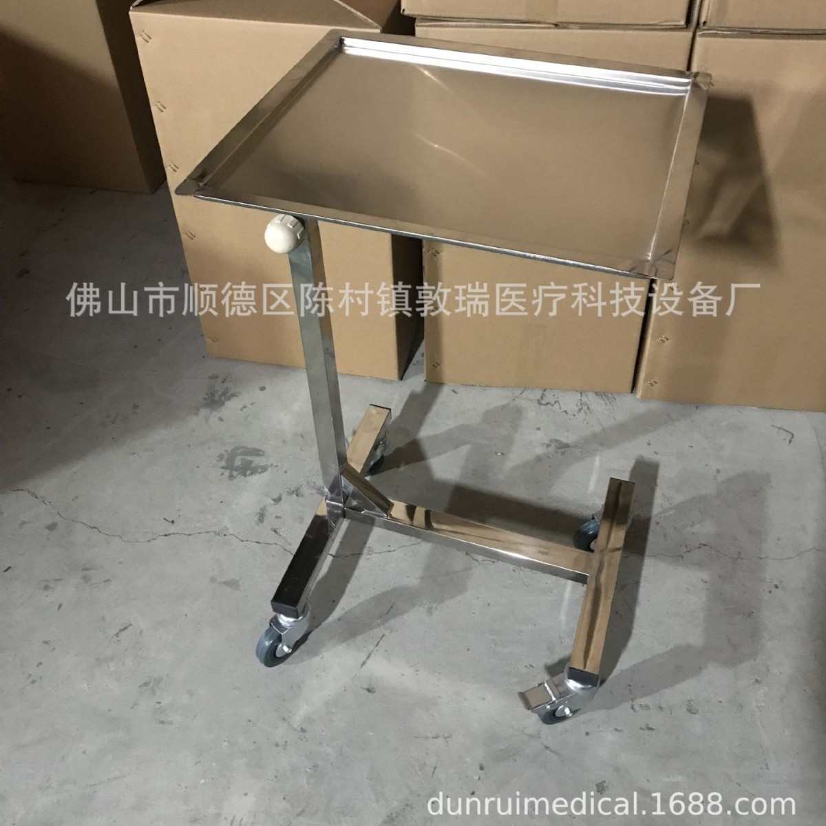 Factory direct sales of thickened stainless steel lifting trays, operating rooms, treatment rooms, mobile trolleys, nursing ambulances details Picture