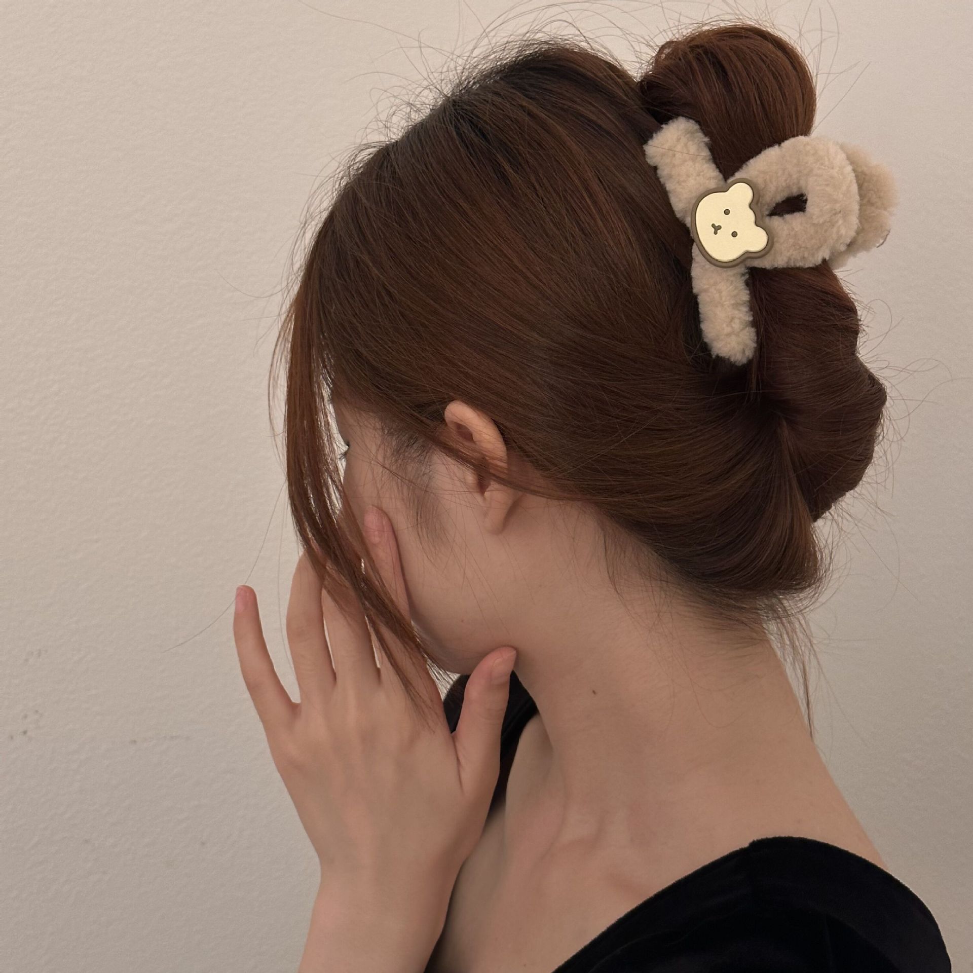 The new spring and summer hair clips feature a cute little bear hairstyle, a Japanese-style one-piece hairpin, and a gentle coffee-colored versatile half-clip hair accessory details Picture