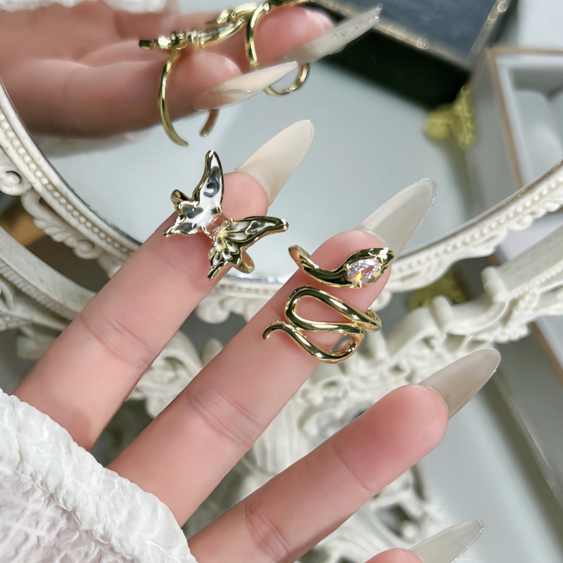 A simple golden snake entwined ring with a retro and high-end feel for women, a niche and unique butterfly drip glaze, and a fashionable and versatile ring Application Scenario