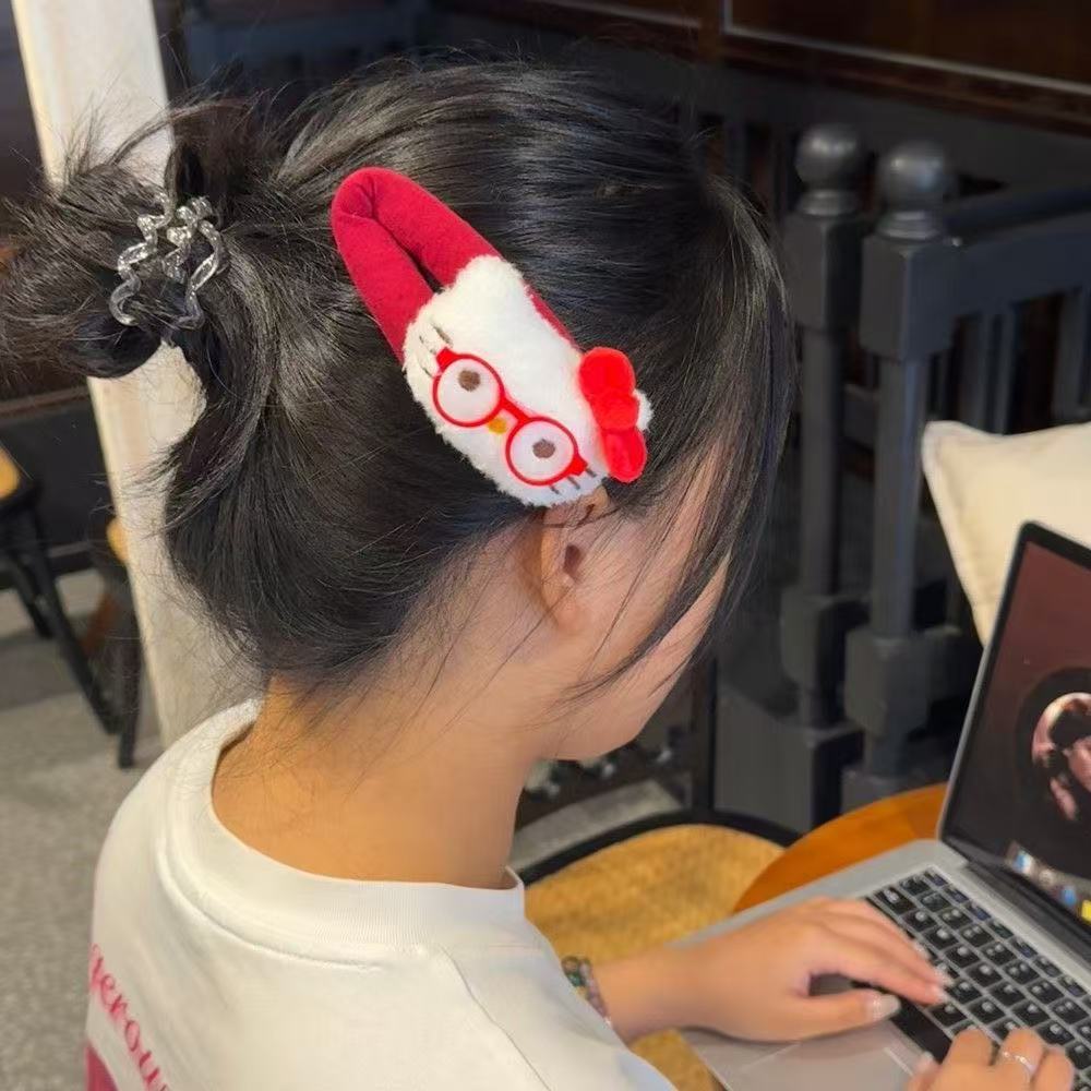 Autumn and winter cartoon plush hair clips, cute cat bye-bye clips, Japanese and Korean girl bb clips, forehead bangs clips, large hair clips Application Scenario