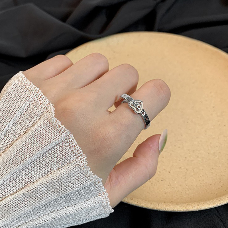 A niche design with a heart-shaped belt buckle ring, a fashionable and individual open index finger ring for women, and a trendy and simple ring that is popular on Instagram Application Scenario