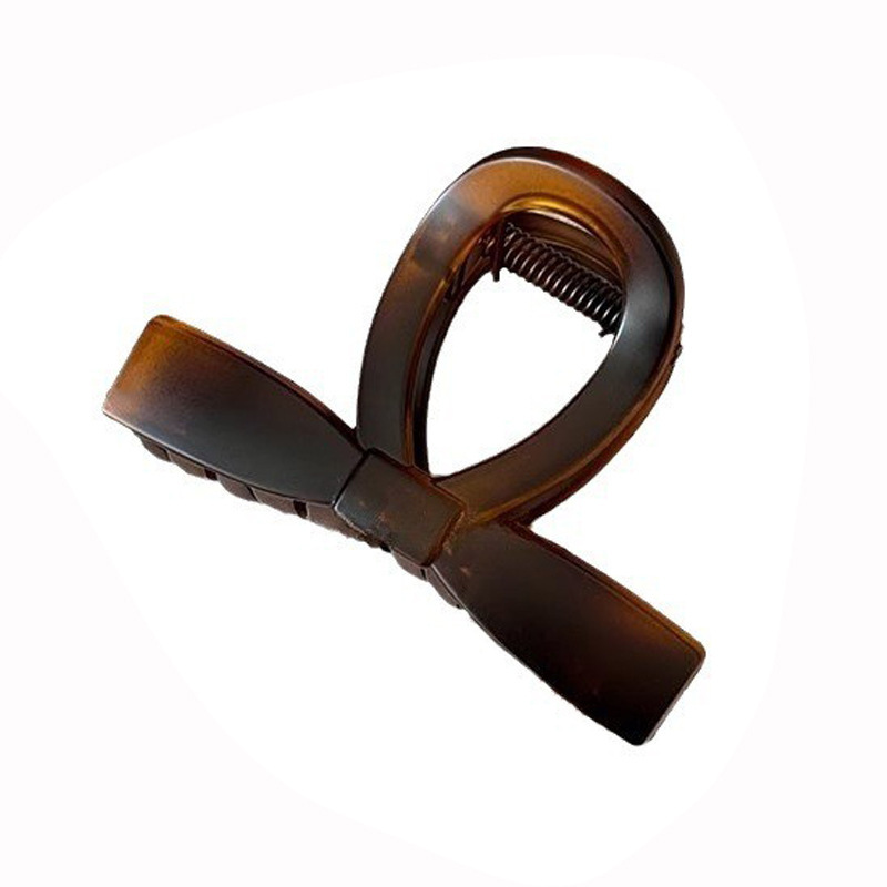 The matte tortoiseshell bow shark clip at the back of the head is a hair clip with a high-end and elegant feminine touch Item Picture