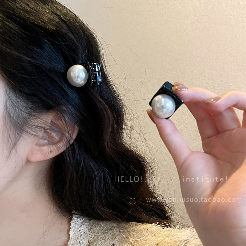 French retro pearl hair clips for women with a high-end look, side bangs clips, small scratch clips, princess hairpin clips for the forehead, and hair accessories details Picture
