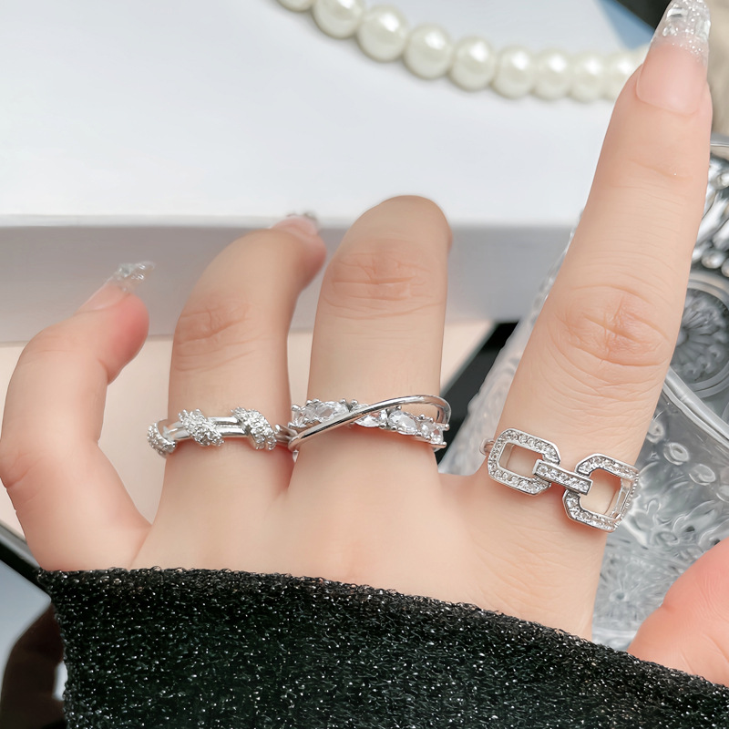 A cold and elegant cross-border fashion geometric clasp open ring for women, exuding a sense of light luxury and sophistication. A delicate food ring is worn in a cross-layered manner full figure