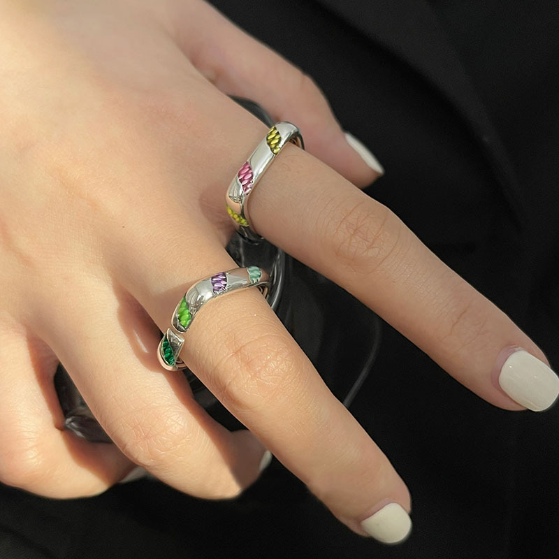A retro, simple geometric square colored drip glaze ring for women with an InS-style niche design and a unique personality. A new trend Application Scenario