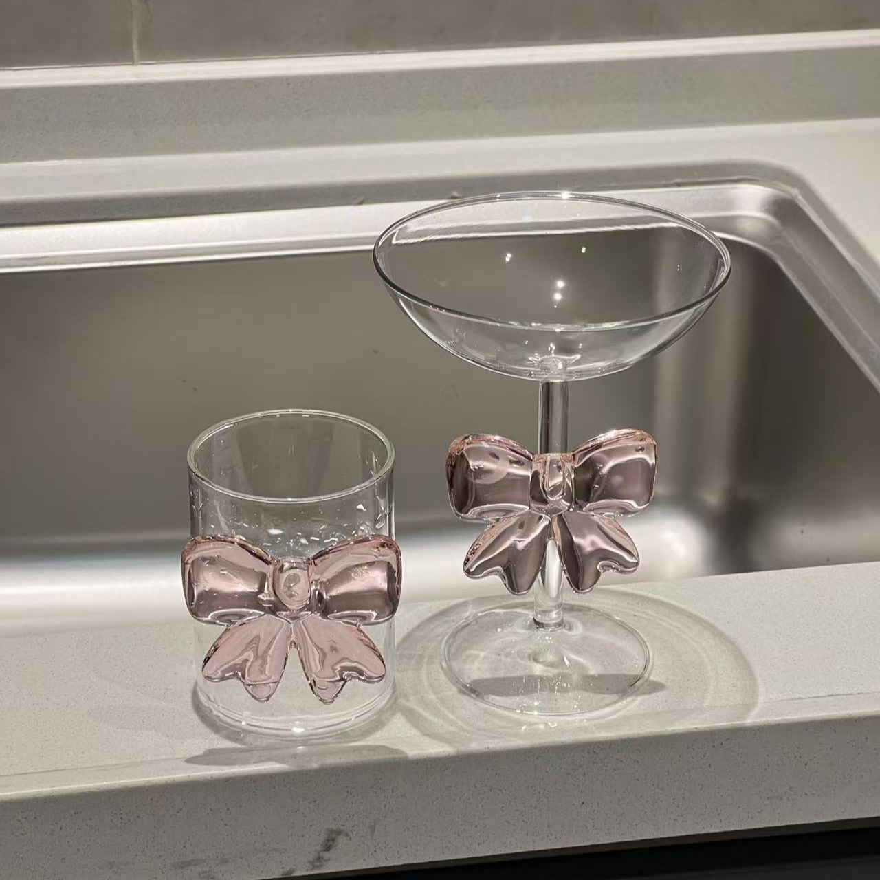 Pink bow, a niche glass cup, a slightly tipsy small wine glass, a beautiful tall glass glass, a high-end drinking cup for women full figure