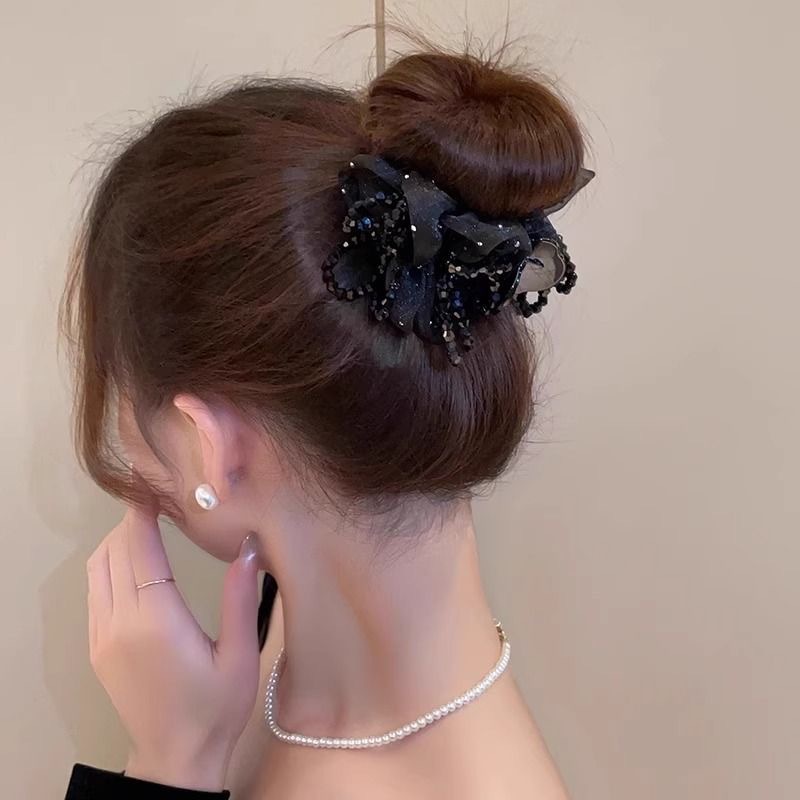 The new semi-tied bun headpiece at the back of the head features a simple and elegant style. The floral mesh grab clip is a fashionable and versatile hair accessory details Picture