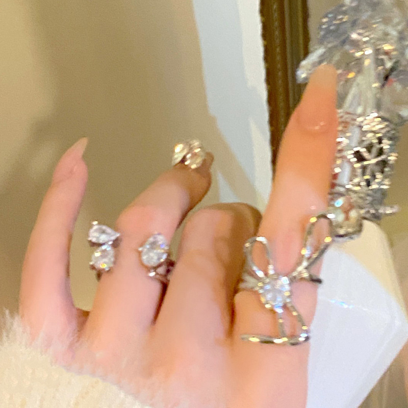 A niche design with a sweet and cool zigzag knot, an irregular zircon layered open ring, and a delicate, cold style ring for women on Instagram Application Scenario