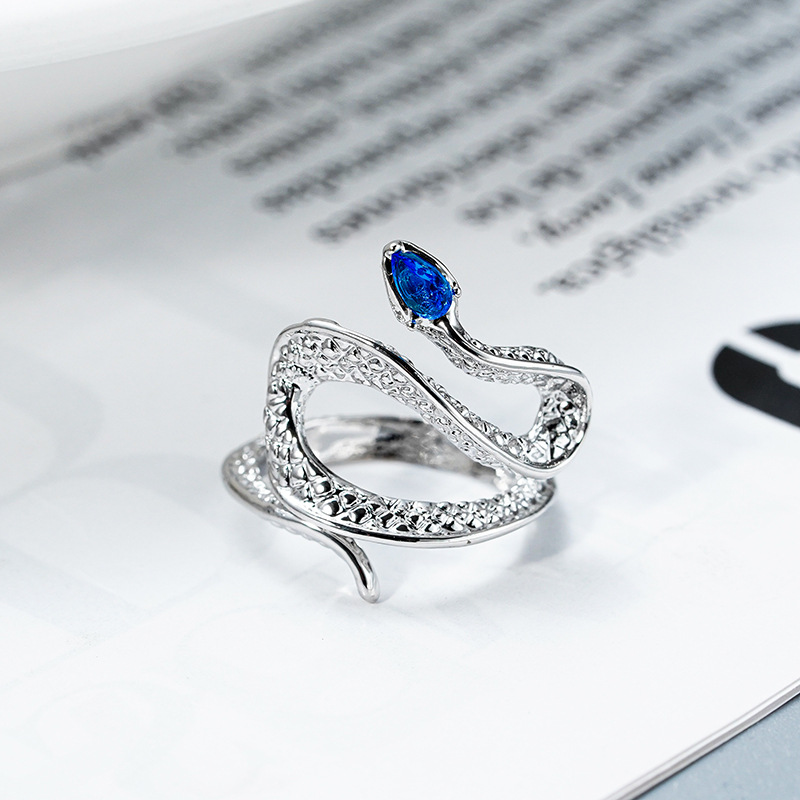 Topa Stone Spirit Snake Open Ring, a niche design for women on Instagram, with a cold and elegant snake-shaped light luxury personality. Adjustable ring Application Scenario