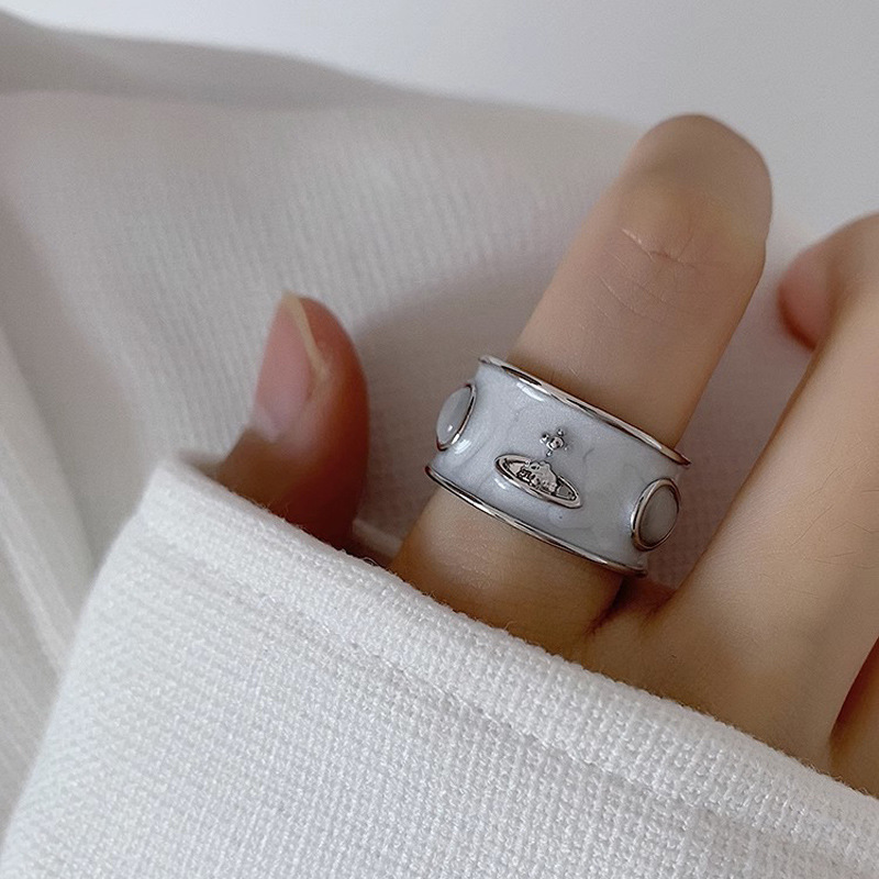 Vivian, the Empress of the West, features a niche and light luxury design ring, a trendy Saturn vintage enamel drop glaze index finger ring Application Scenario