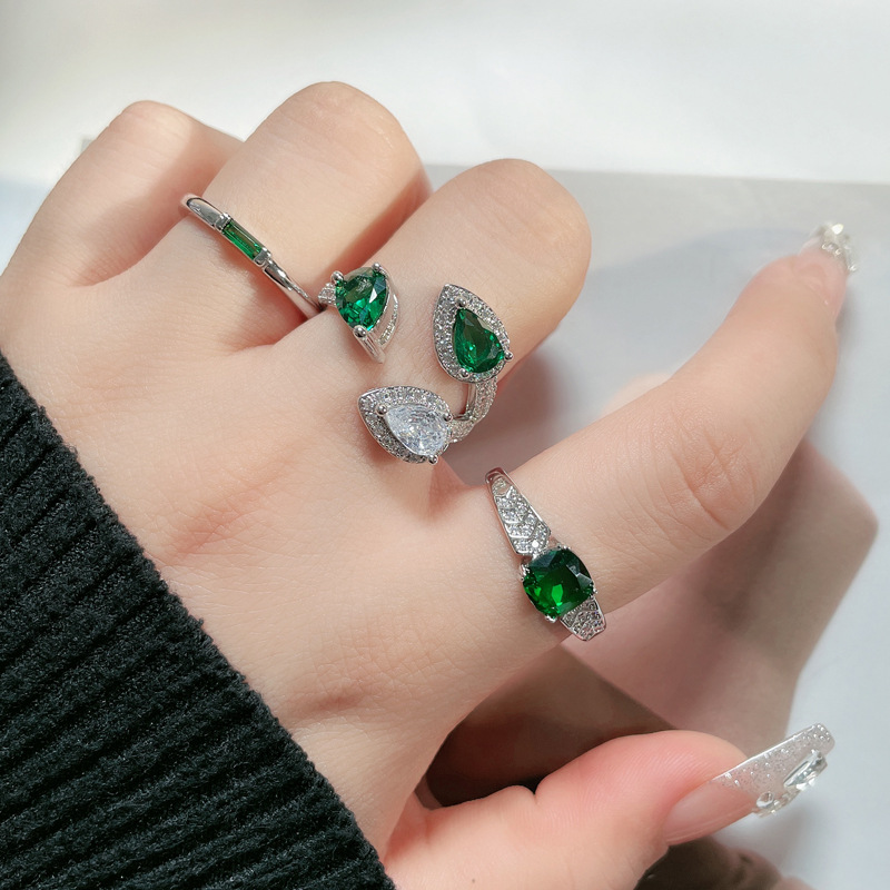 A trendy, simple and fashionable open-top ring for women on Instagram, featuring a cold and luxurious green diamond geometric index finger ring full figure
