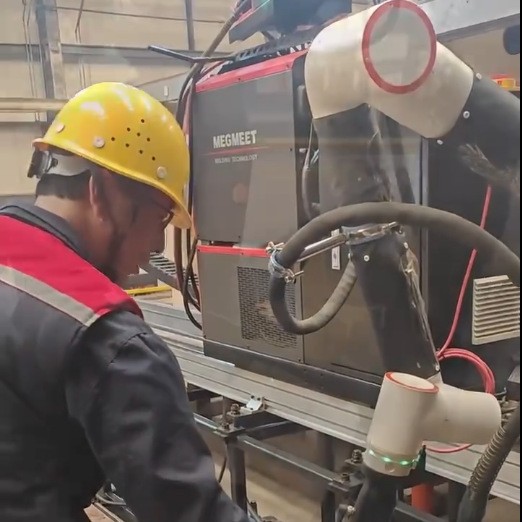 The effective travel of the seventh axis complete set of equipment for the welding robot's walking track is 4 meters and can be extended Application Scenario