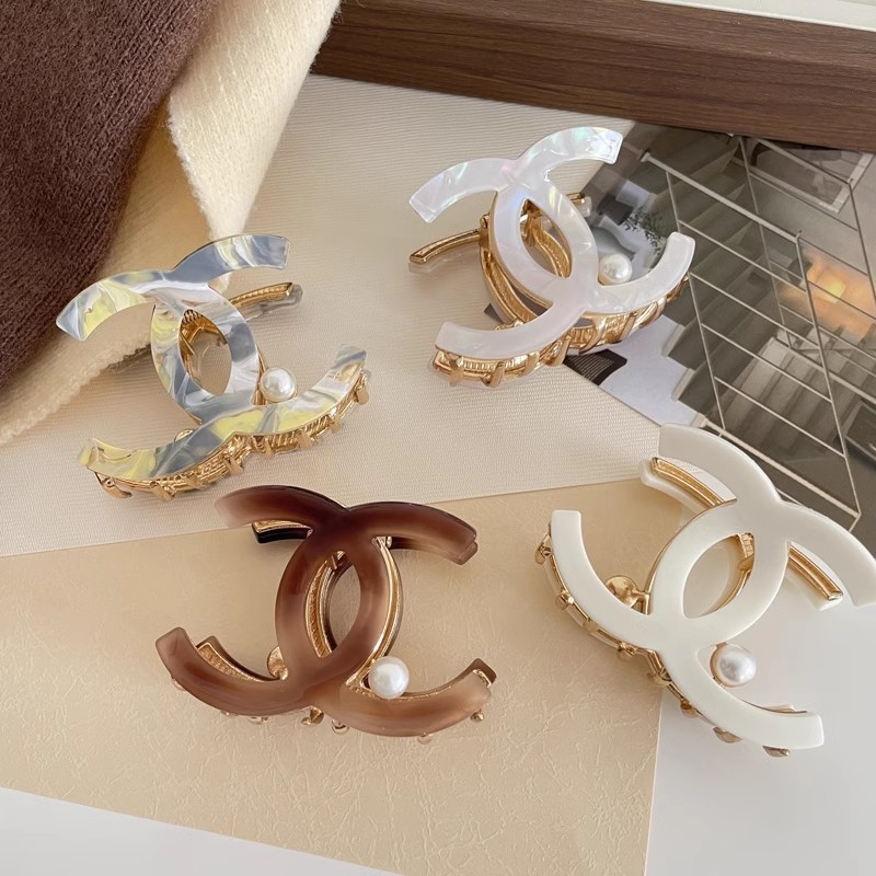 New small Chanel style light luxury medium-sized pearl claw clip, half shark clip, high-end hair clip, women's back head niche hair accessory details Picture