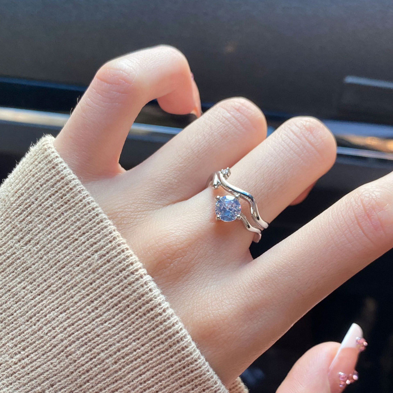 A simple and individual zircon ring wrapped around a branch for women, an Instagram personalized jewelry accessory with a niche design and a high-end feel details Picture
