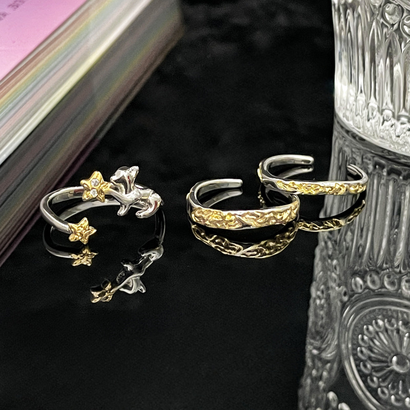 This is a niche design with a two-color couple ring. It features a simple texture for women, is fashionable and versatile, and has a cold and unique style. It is an exquisite index finger ring Application Scenario