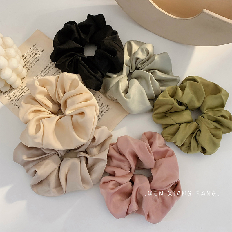 The French double-sided satin pig intestine hair band exudes a high-end vibe. The trendy hair tie is simple and elegant. The large intestine hair tie is a niche and high-quality appearance for women full figure