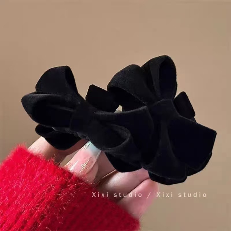 Princess Hepburn's New Year's red velvet bow hairpin, French retro and high-end style bangs hairpin, headwear scratch-off Application Scenario