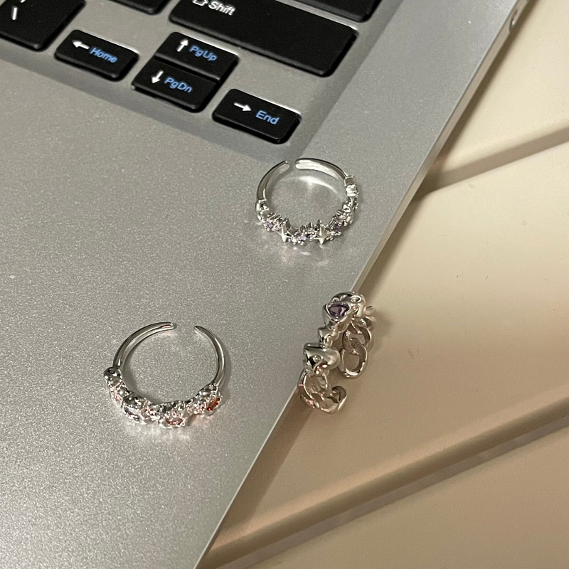 The ring for women on Instagram features a cold and elegant, simple and niche design. It is made of sweet and cool colored zircon, exuding a unique and stylish vibe. It is a trendy index finger ring details Picture