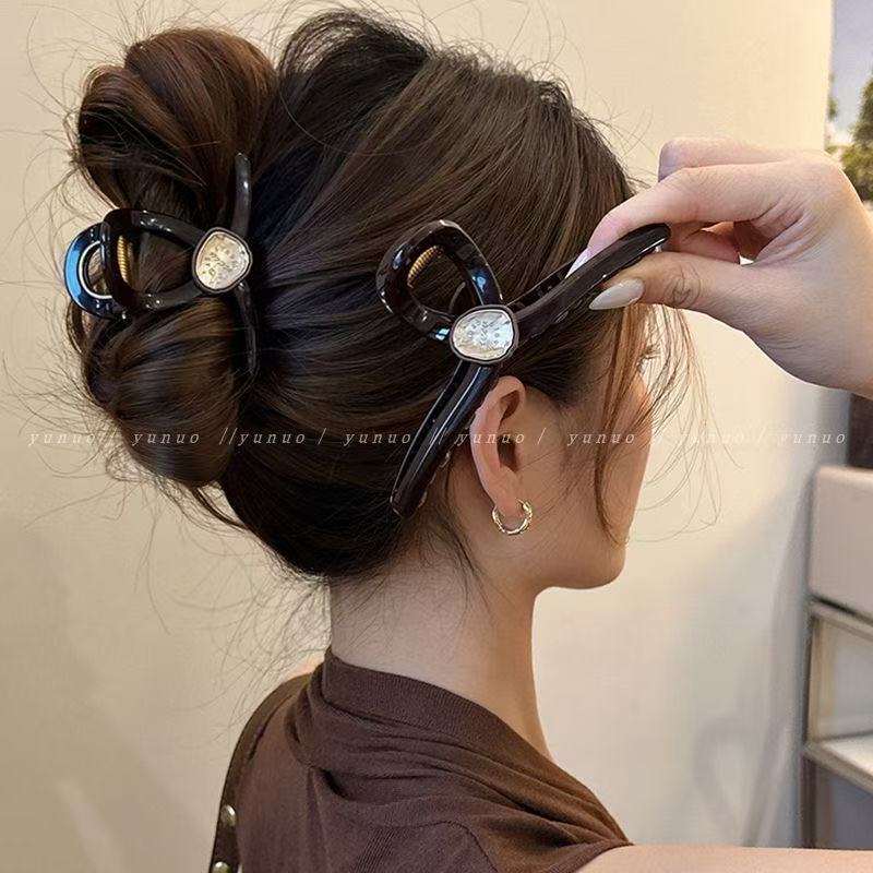 The new back-shaped hairpin shark clip with a niche design dial, exuding a light luxury and high-end charm Application Scenario