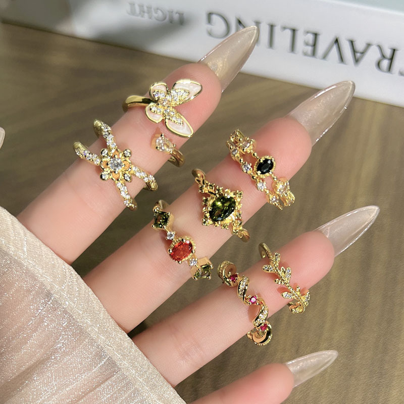 A retro mixed and layered, slightly inlaid, fashionable and elegant ring with a niche design sense for women, a light luxury butterfly, and a cold style ring trend full figure