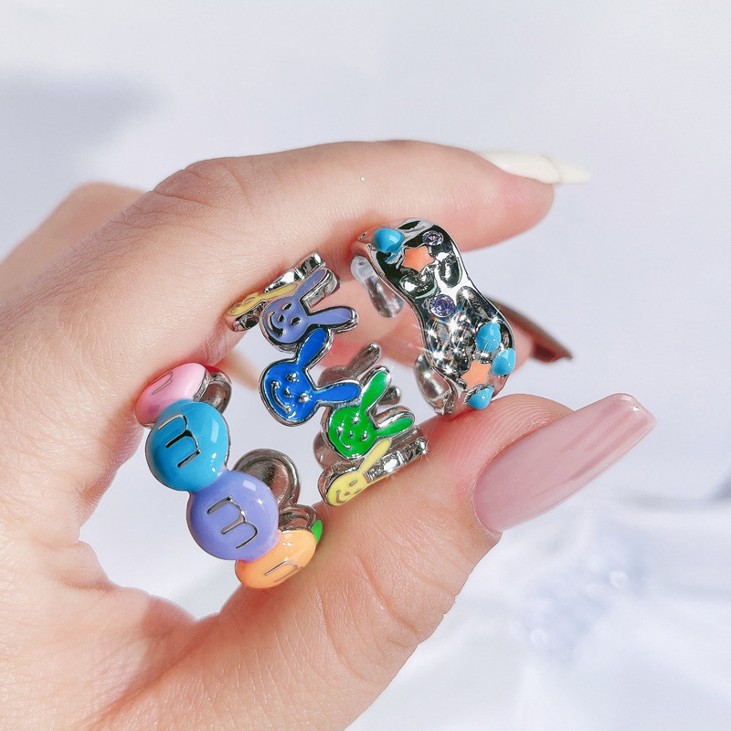 A ring with a female smiley face, lettered glaze, and a simple and cold style, with an open ring that exudes a sense of sophistication and is a niche autumn and winter accessory trend Application Scenario