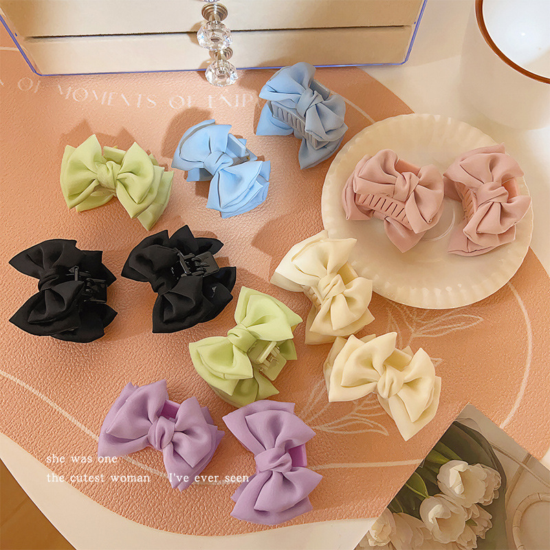 A pair of candy-colored double-sided bow grappling clips, small side clips, princess forehead bangs hair clips, new hair accessories Application Scenario