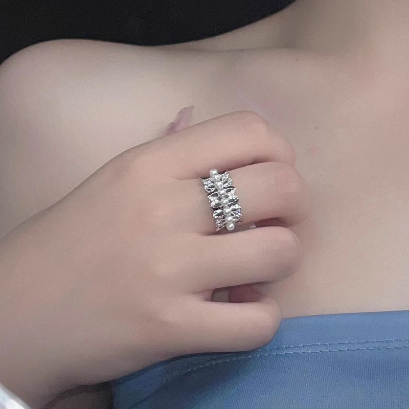 The sweet and cool bow ring has a unique and high-end design sense. The slightly inlaid zircon pearl index finger ring can be adjusted details Picture