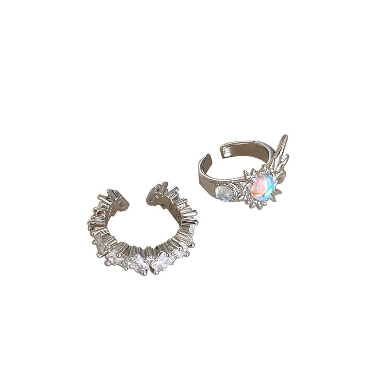 Zircon open ring, a niche design for women, with a cold and cool heart-shaped sweet and hot girl style. It's a fashionable and individual index finger ring trend Item Picture