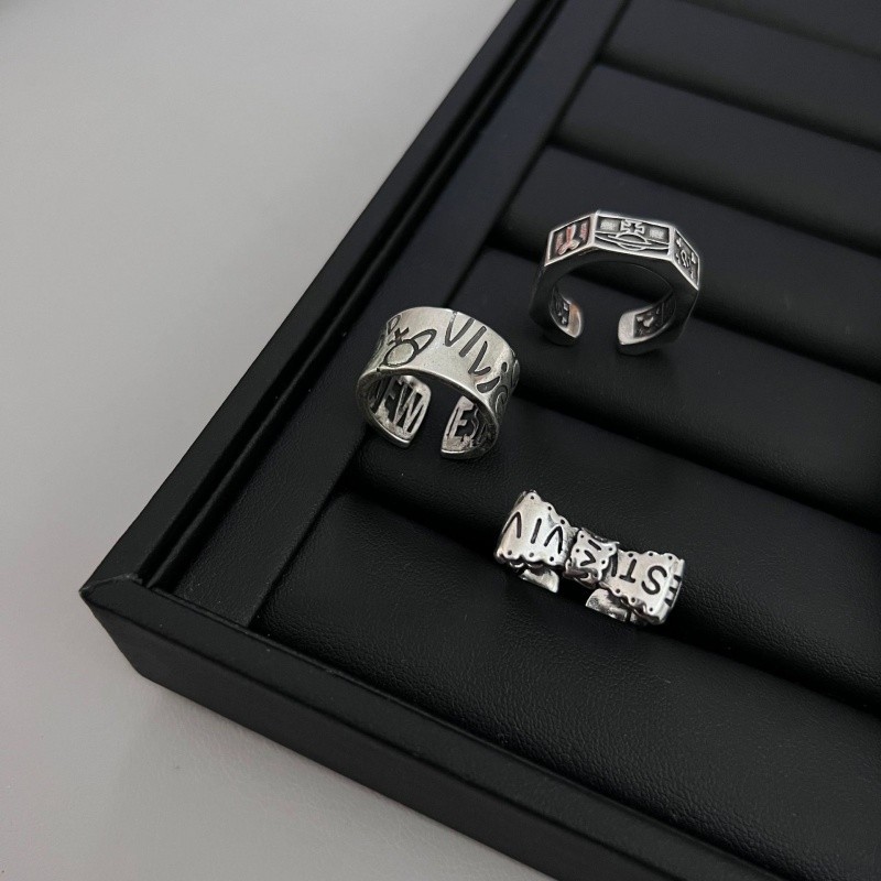 A cold post-punk style vintage Saturn ring by Vivienne, a fashionable black heart-shaped planet ring girl details Picture
