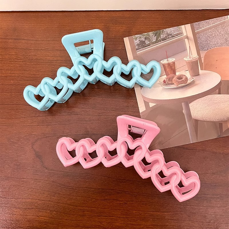 Dopamine heart-shaped hair clip, new sweet and cool style for women, shark clip, back of the head, updo, grappling clip, large size Application Scenario