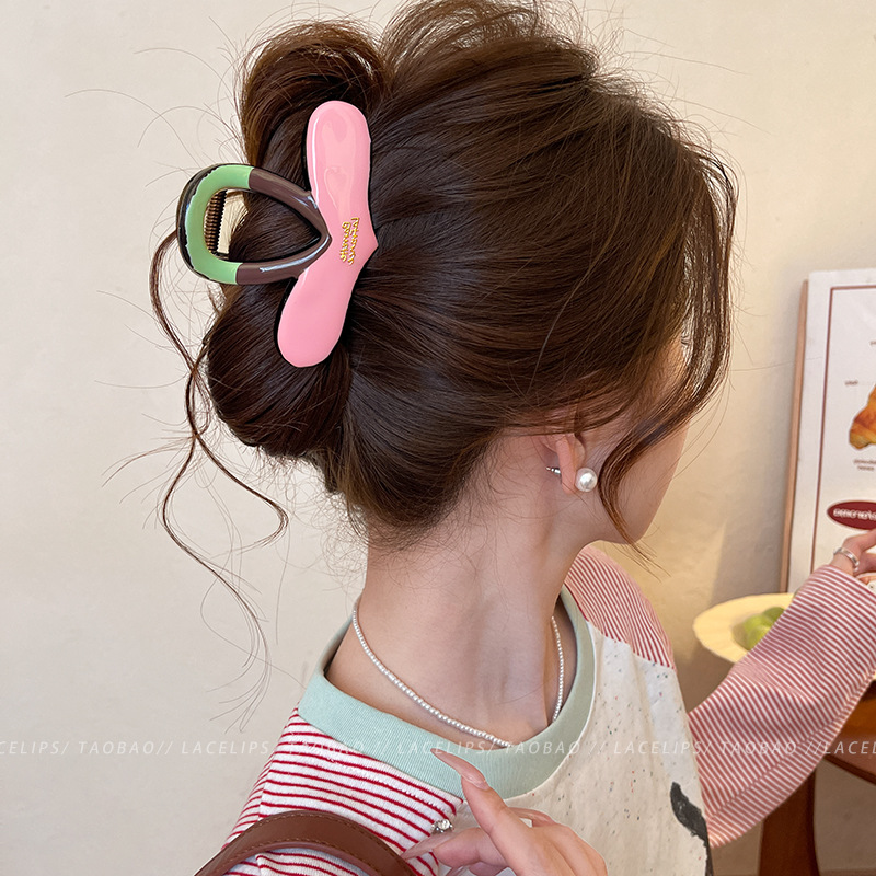 Korean version pink glazed heart-shaped claw clip for women, 2025 new high-end shark clip for the back of the head, hair clip and hair accessory Application Scenario