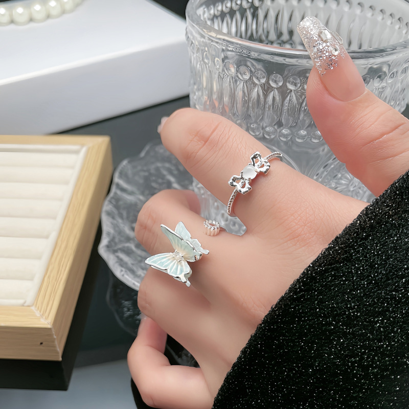This sweet and ethereal gradient three-dimensional butterfly opening ring is a niche design for women, exuding a sense of light luxury and high-end elegance. It's a trendy index finger ring details Picture